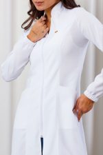 jaleco-branco-oxfordine-poliester-manga-longa-gola-padre-bolso-funcional-estudante-medicina-estetica-clinica-saude-feminino