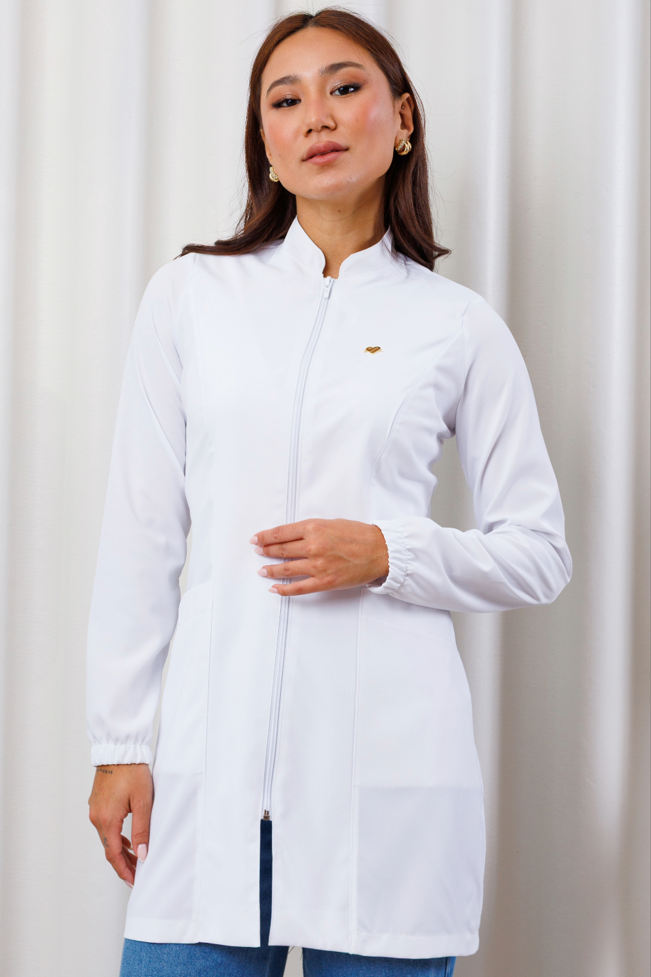 jaleco-branco-oxfordine-poliester-manga-longa-gola-padre-estudante-medicina-estetica-clinica-saude-feminino-chique jaleco-branco-oxfordine-poliester-manga-longa-gola-padre-estudante-medicina-estetica-clinica-saude-feminino-chique
