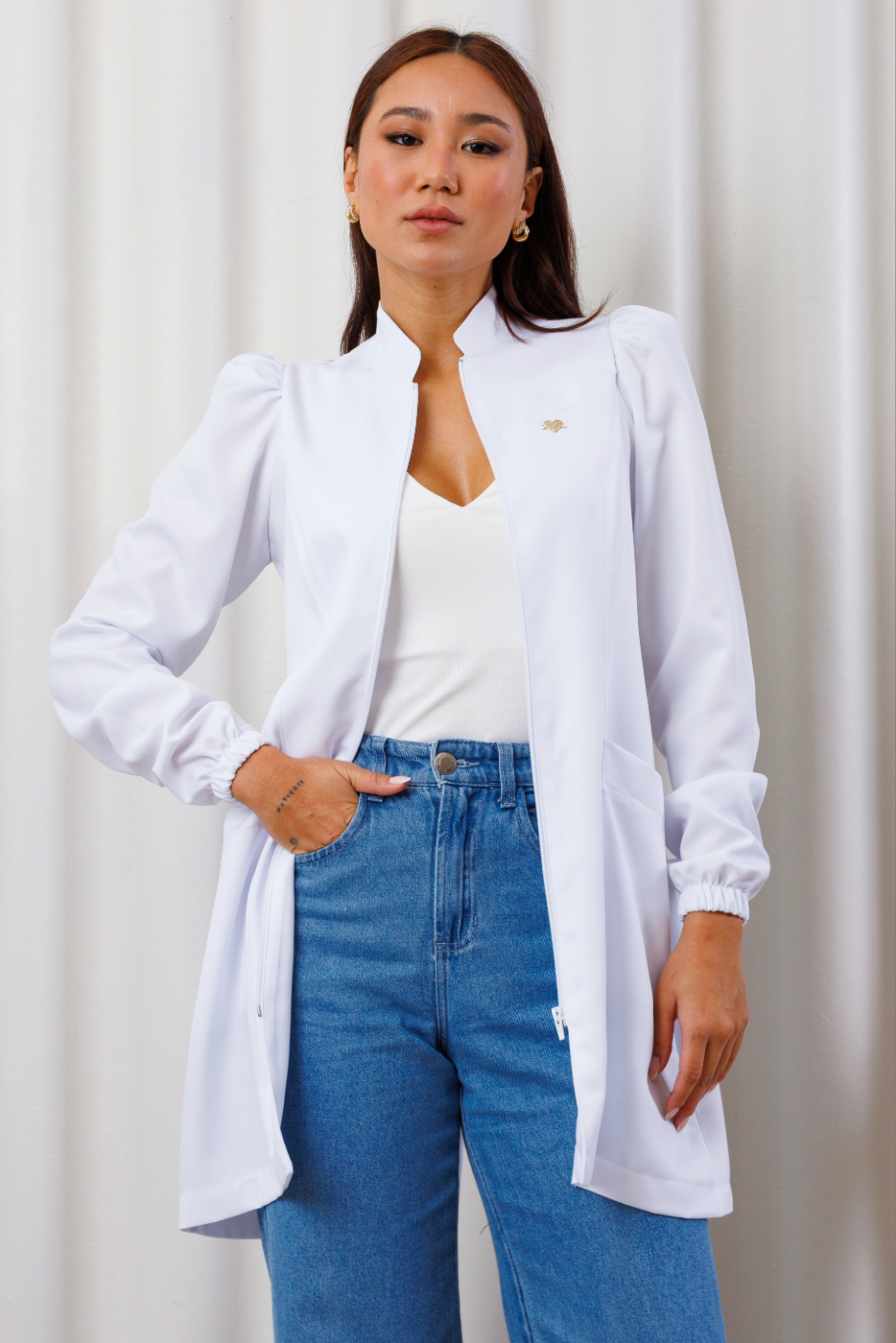 jaleco-branco-gabardine-poliester-feminino-saude-basico-gola-padre-punho-elastico-ziper-destacavel-universitario-medicina-esteticista-clinica-chique jaleco-branco-gabardine-poliester-feminino-saude-basico-gola-padre-punho-elastico-ziper-destacavel-universitario-medicina-esteticista-clinica-chique