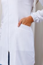 jaleco-branco-gabardine-poliester-feminino-saude-basico-gola-padre-punho-elastico-ziper-destacavel-universitario-medicina-esteticista-clinica-funcional