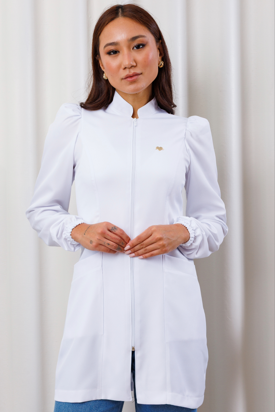 jaleco-branco-gabardine-poliester-feminino-saude-basico-gola-padre-punho-elastico-ziper-destacavel-universitario-medicina-esteticista-clinica jaleco-branco-gabardine-poliester-feminino-saude-basico-gola-padre-punho-elastico-ziper-destacavel-universitario-medicina-esteticista-clinica