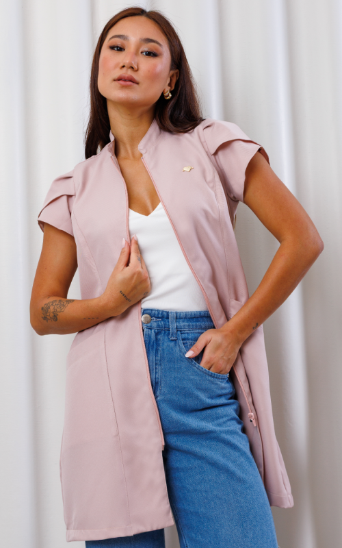 jaleco-gabardine-poliester-luana-rose-manga-curta-funcional-atemporal-fresco-leve-macio-manga-tulipa-gola-padre-medica-clinica-estetica-saude