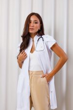 jaleco-branco-manga-curta-tradicional-gabardine-basico-funcional-manga-tulipa-estetica-salao-custo-beneficio