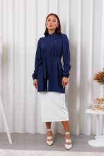 jaleco-feminino-oxfordine-azul-marinho-funcional-poliester-gola-padre-ziper-confortavel-medicas-clinicas-esteticas-saude