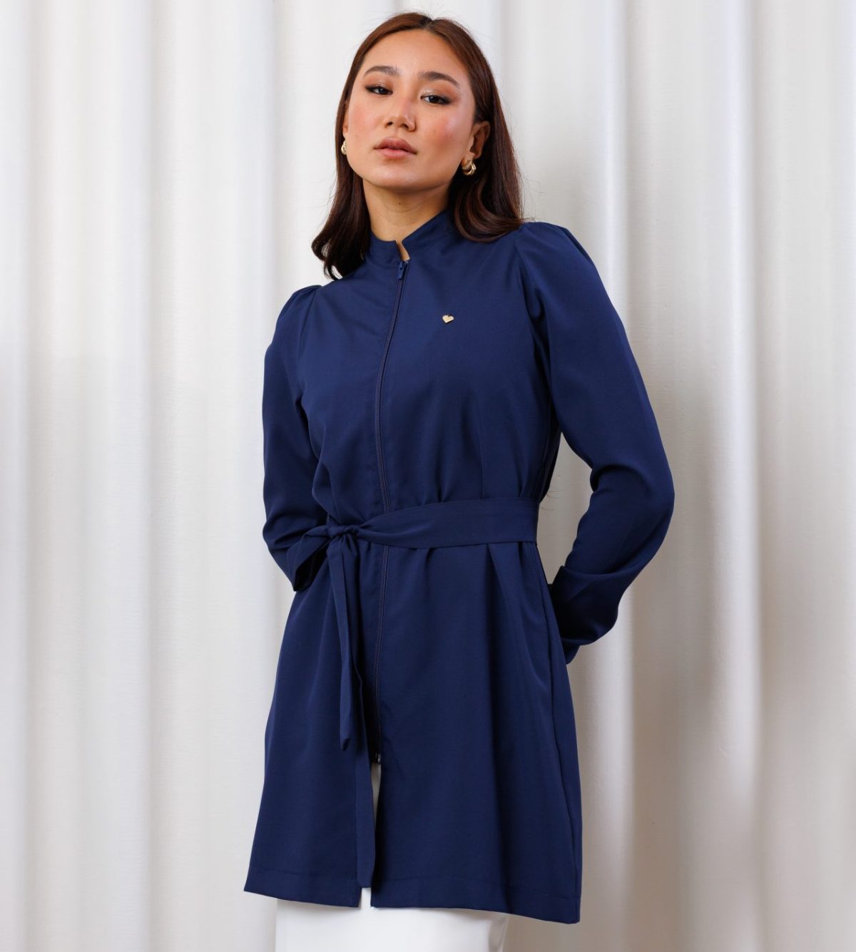 jaleco-oxfordine-azul-marinho-funcional-poliester-gola-padre-ziper-confortavel-medicas-clinicas-esteticas-saude-mulher jaleco-oxfordine-azul-marinho-funcional-poliester-gola-padre-ziper-confortavel-medicas-clinicas-esteticas-saude-mulher