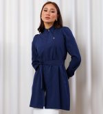 jaleco-oxfordine-azul-marinho-funcional-poliester-gola-padre-ziper-confortavel-medicas-clinicas-esteticas-saude-mulher