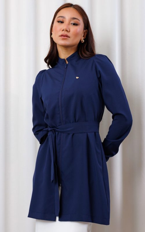 jaleco-oxfordine-azul-marinho-funcional-poliester-gola-padre-ziper-confortavel-medicas-clinicas-esteticas-saude-mulher