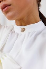 jaleco-branco-alfaiataria-elegante-chique-off-white-laço-chiffon-diferenciado-botao-pedraria-ouro-light-medica-esteticista-clinica