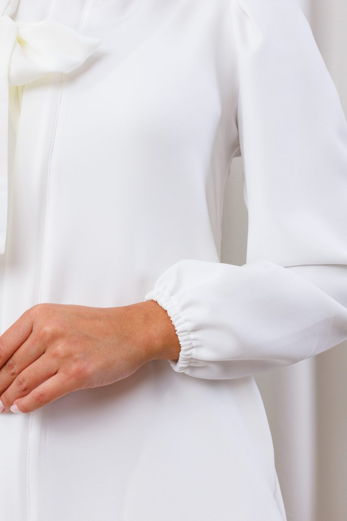 jaleco-branco-alfaiataria-elegante-chique-off-white-laço-chiffon-diferenciado-manga-longa-medica-esteticista-clinica