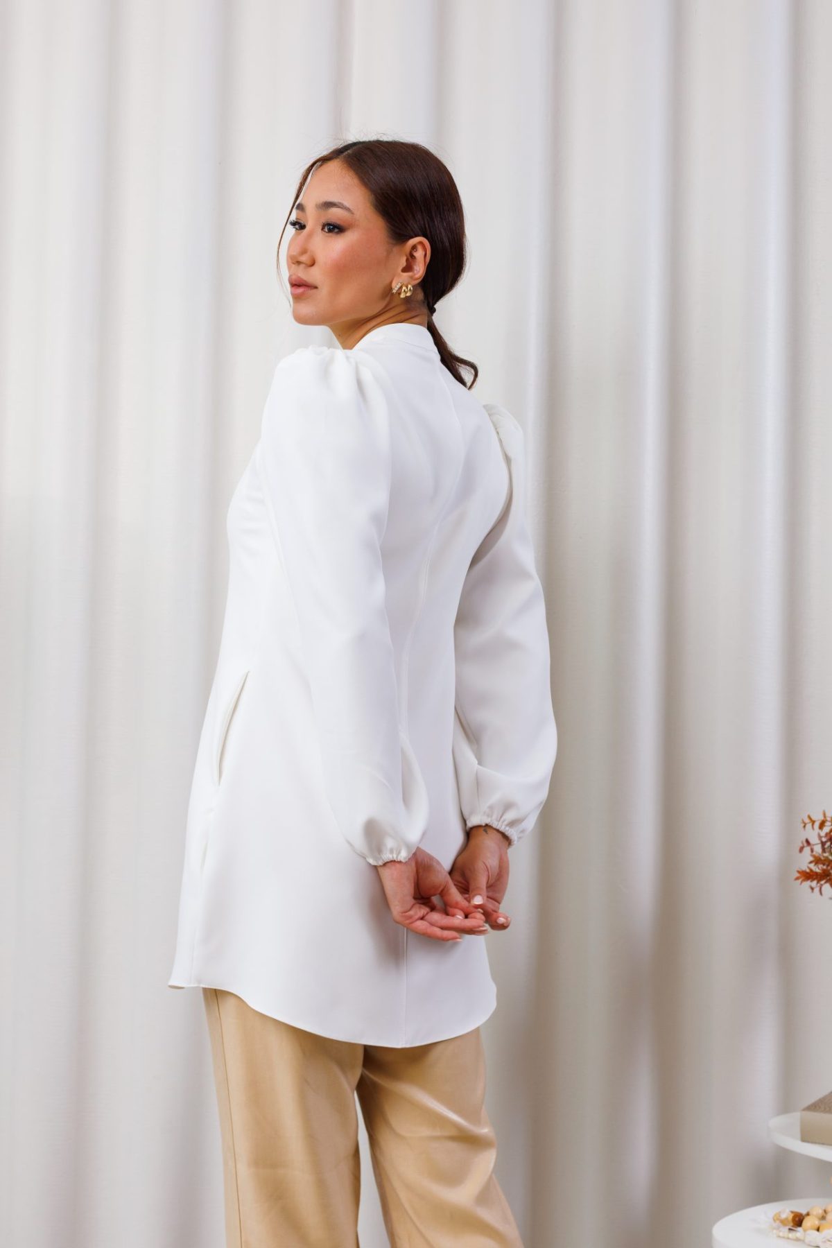 jaleco-branco-alfaiataria-elegante-chique-off-white-laço-chiffon-diferenciado-medica-esteticista-clinicas