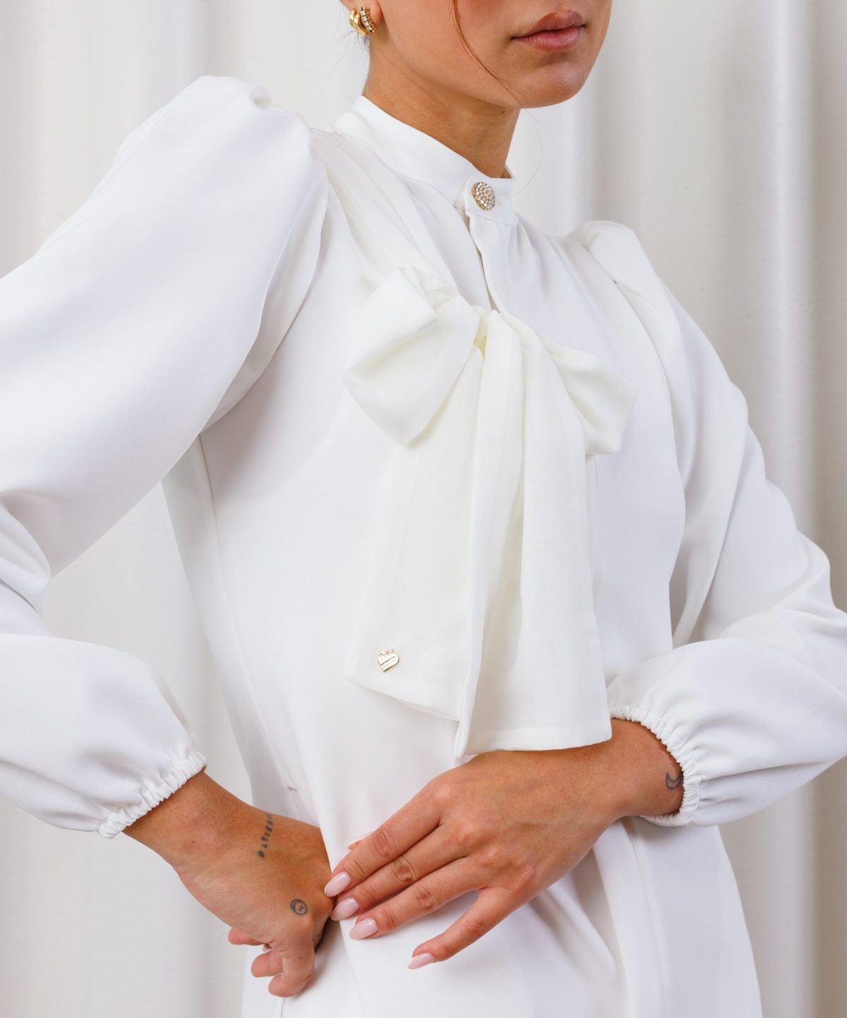 jaleco-branco-alfaiataria-elegante-chique-off-white-laço-chiffon-diferenciado-punho-elastico-medica-esteticista-clinica jaleco-branco-alfaiataria-elegante-chique-off-white-laço-chiffon-diferenciado-punho-elastico-medica-esteticista-clinica