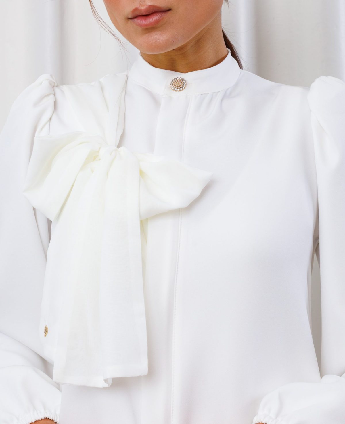 jaleco-branco-alfaiataria-elegante-chique-off-white-laço-chiffon-diferenciado-tapa-ziper-medica-esteticista-clinica