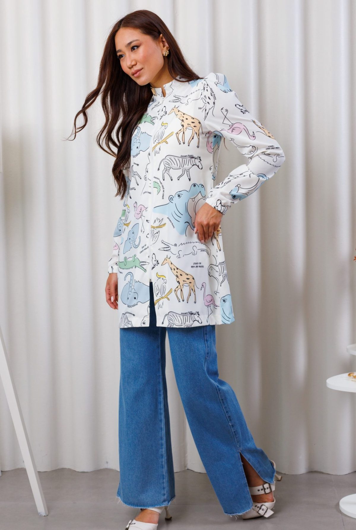 jaleco-colorir-ludico-para-pintar-interaçao-paciente-pediatria-medicas-gola-padre-punho-elastico-soltinho-confortavel-oxfordine-estampado