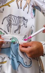 jaleco-colorir-ludico-para-pintar-interaçao-paciente-pediatria-medicas-gola-padre-punho-elastico-soltinho-confortavel-oxfordine-estampado-colorir