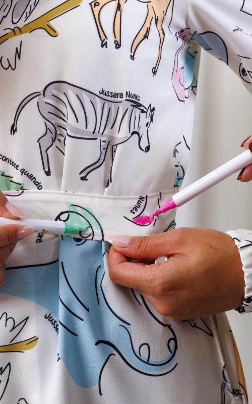 jaleco-colorir-ludico-para-pintar-interaçao-paciente-pediatria-medicas-gola-padre-punho-elastico-soltinho-confortavel-oxfordine-estampado-colorir