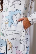 jaleco-colorir-ludico-para-pintar-interaçao-paciente-pediatria-medicas-gola-padre-punho-elastico-soltinho-confortavel-oxfordine-estampado-colorir-no-consultorio