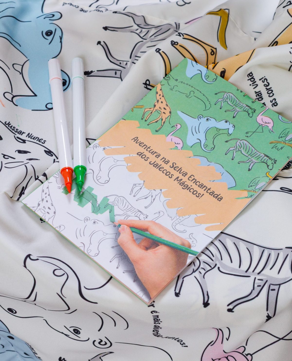 jaleco-colorir-ludico-para-pintar-interaçao-paciente-pediatria-medicas-gola-padre-punho-elastico-soltinho-confortavel-oxfordine-estampado-com-livro