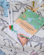 jaleco-colorir-ludico-para-pintar-interaçao-paciente-pediatria-medicas-gola-padre-punho-elastico-soltinho-confortavel-oxfordine-estampado-com-livro