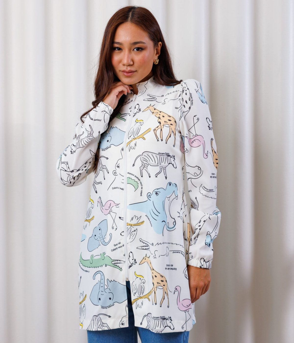 jaleco-colorir-ludico-para-pintar-interaçao-paciente-pediatria-medicas-gola-padre-punho-elastico-soltinho-confortavel-oxfordine-estampadoo