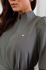 jaleco-oxfordine-gola-padre-verde-musgo-amora-basico-funcional-confortavel-com-amarraçao-clinica-estetica-medica