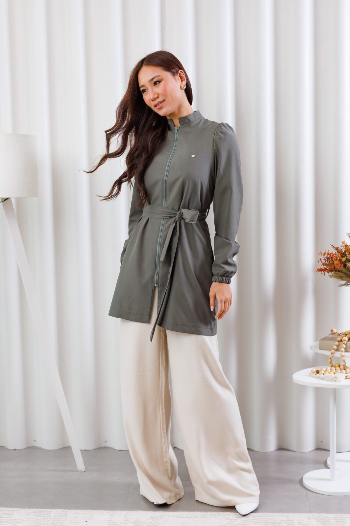 jaleco-oxfordine-gola-padre-verde-musgo-amora-basico-funcional-confortavel-com-amarraçao-clinica-estetica-medica-chique