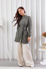 jaleco-oxfordine-gola-padre-verde-musgo-amora-basico-funcional-confortavel-com-amarraçao-clinica-estetica-medica-chique