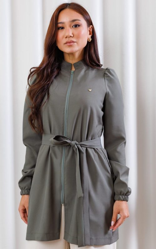 jaleco-oxfordine-verde-musgo-amora-basico-funcional-confortavel-clinica-estetica-medica