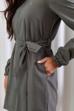 jaleco-oxfordine-verde-musgo-amora-basico-funcional-confortavel-com-amarraçaoclinica-estetica-medica-punho-elastico