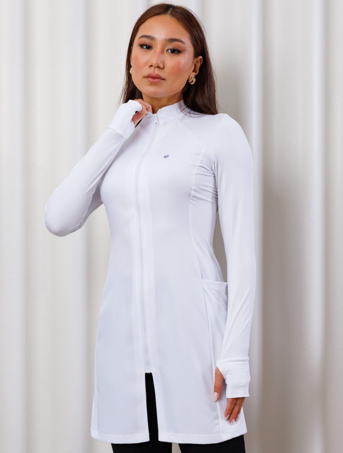 jaleco-flexivel-malha-maleavel-elastico-branco-slim-manga-longa-moderno-recortes-performance-desempenho-medicas-esteticistas-clinicas-saude-conforto