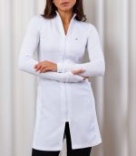 jaleco-flexivel-malha-maleavel-elastico-branco-slim-manga-longa-moderno-recortes-performance-desempenho-medicas-esteticistas-clinicas-saude-mobilidade