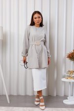 jaleco-oxfordine-bege-basico-fendi-cinto-soltinho-ziper-estetica-medica-saude-beleza