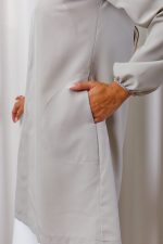 jaleco-oxfordine-bege-basico-fendi-soltinho-ziper-estetica-medica-saude-beleza-bolso-funcional