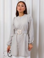 jaleco-oxfordine-bege-basico-fendi-soltinho-ziper-estetica-medica-saude-beleza