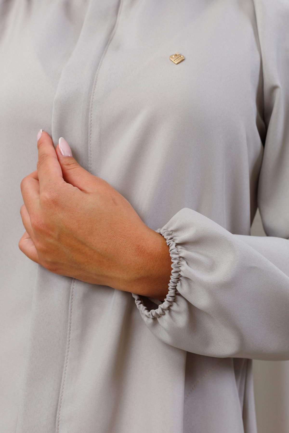 jaleco-oxfordine-bege-basico-fendi-soltinho-ziper-estetica-medica-saude-beleza-punho-elastico