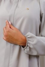 jaleco-oxfordine-bege-basico-fendi-soltinho-ziper-estetica-medica-saude-beleza-punho-elastico