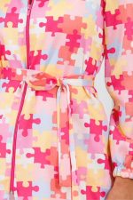 jaleco-estampado-quebra-cabeça-rosa-oxford-poliester-confortavel-feminino-saude-criativo