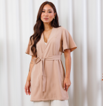 jaleco-manga-curta-bege-funcional-leve-confortavel-medicas-estetica-clinica-amarração-decote-v