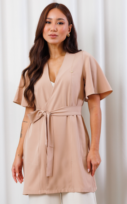 jaleco-manga-curta-bege-funcional-leve-confortavel-medicas-estetica-clinica-amarração-decote-v