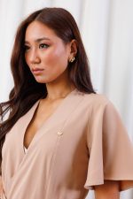 jaleco-manga-curta-bege-funcional-leve-confortavel-medicas-estetica-clinica-amarração-decote-v-manga-sino