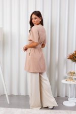 jaleco-manga-curta-bege-funcional-leve-confortavel-medicas-estetica-clinica-amarração-decote-v-nude