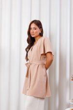 jaleco-manga-curta-bege-funcional-leve-confortavel-medicas-estetica-clinica-amarração-decote-v-nude-macio