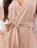 jaleco-manga-curta-bege-funcional-leve-confortavel-medicas-estetica-clinica-amarração-decote-v-nudee