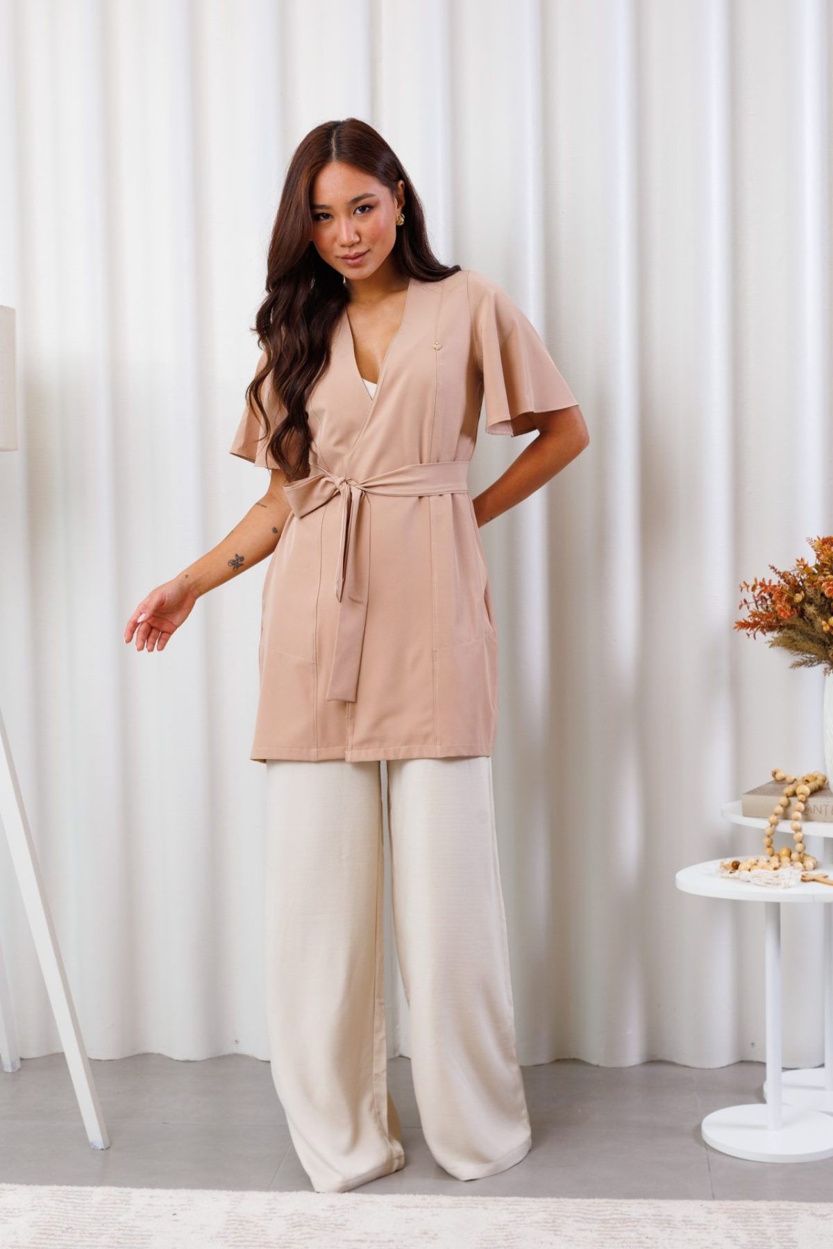 jaleco-manga-curta-bege-funcional-leve-confortavel-medicas-estetica-clinica-amarração-laço