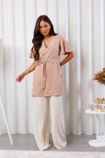 jaleco-manga-curta-bege-funcional-leve-confortavel-medicas-estetica-clinica-amarração-laço