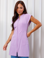jaleco-manga-curta-decote-v-lilas-flexivel-confortavel-clinica-medicas-estetica-saude-beleza