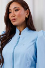 jaleco-azul-gabardine-poliester-feminino-saude-basico-gola-padre-punho-elastico-ziper-destacavel-universitario-medicina-esteticista-clinica-custo-beneficio