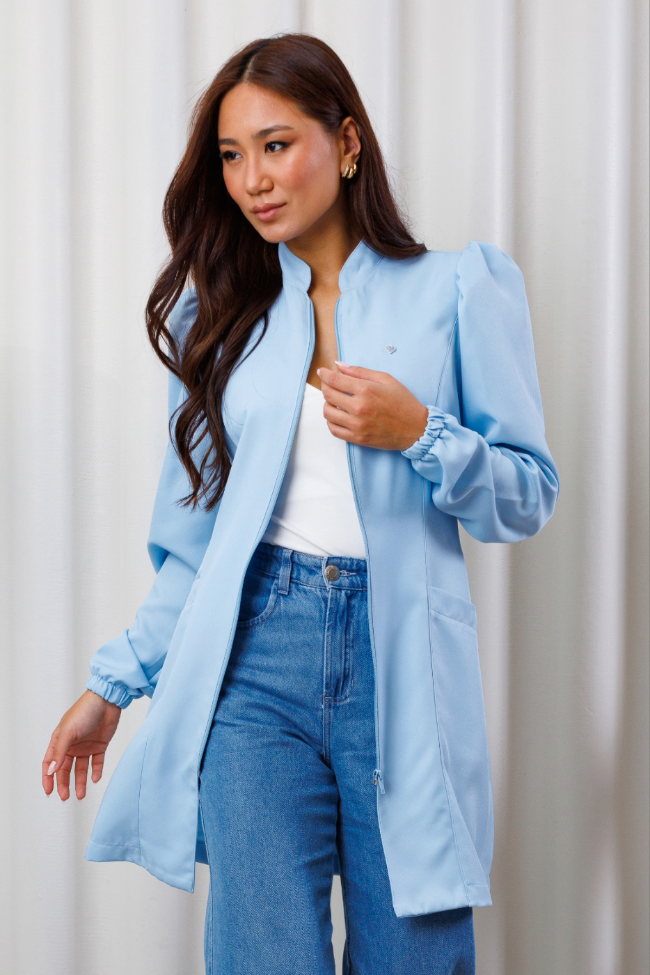 jaleco-azul-gabardine-poliester-feminino-saude-basico-gola-padre-punho-elastico-ziper-destacavel-universitario-medicina-esteticista-clinica-saude-mulher (1) jaleco-azul-gabardine-poliester-feminino-saude-basico-gola-padre-punho-elastico-ziper-destacavel-universitario-medicina-esteticista-clinica-saude-mulher