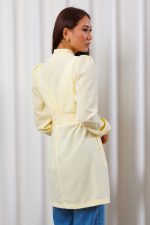 jaleco-feminino-oxfordine-amarelo-manteiga-funcional-poliester-gola-padre-ziper-confortavel-medicas-clinicas-esteticas-saude