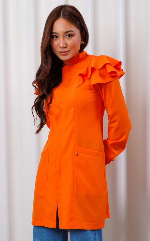 jaleco-laranja-oxfordine-babados-slim-colorido-elastico-punho-tapa-ziper-gola-padre-bolsos-funcionais-estetica-enfermagem-clinicas-saude-mulher