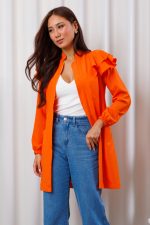 jaleco-laranja-oxfordine-babados-slim-colorido-elastico-punho-tapa-ziper-gola-padre-bolsos-funcionais-estetica-enfermagem-saude-mulher